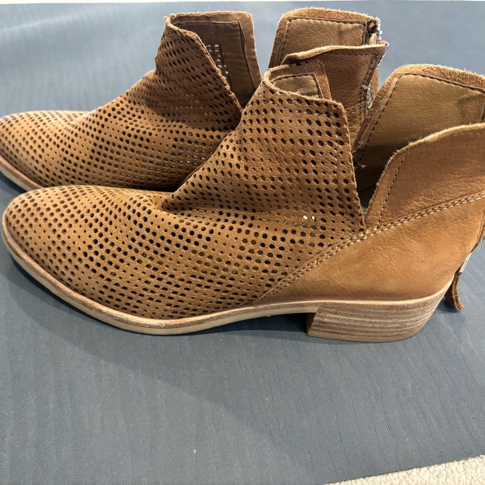 Dolce Vita ankle boots perfect for spring transitional weather. Size 7.5.